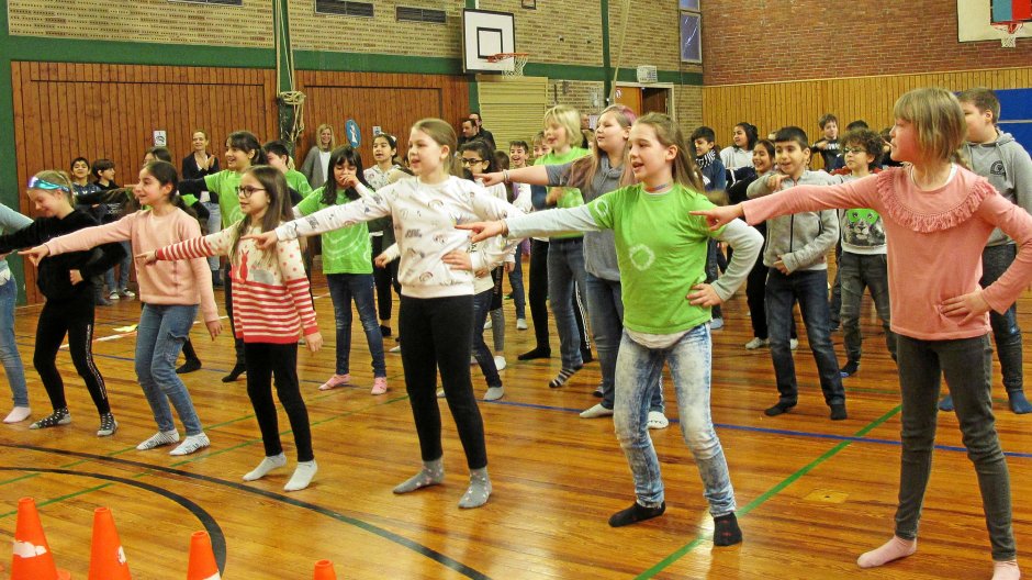 Auf die Melodie von YMCA singen und tanzen die Grundschüler der Waldschule in Bochum-Querenburg  Foto: Manuela Müllers / Waldschule