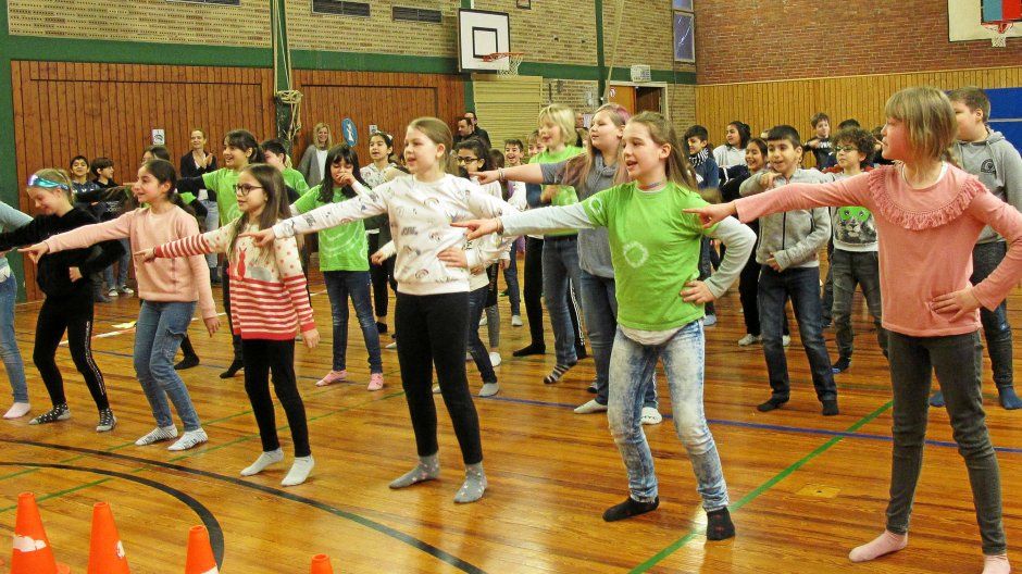 Auf die Melodie von YMCA singen und tanzen die Grundschüler der Waldschule in Bochum-Querenburg  Foto: Manuela Müllers / Waldschule